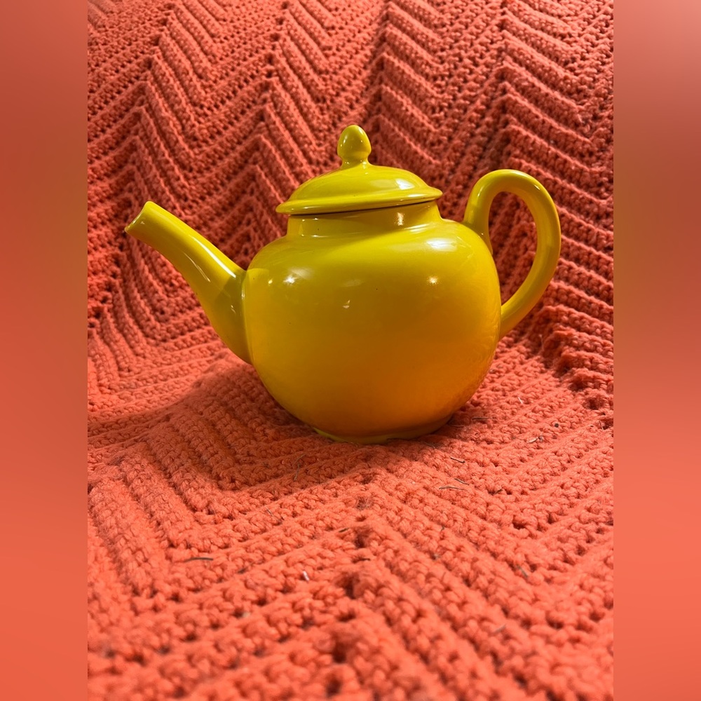 Lovely 🍋 yellow teapot, so pretty, source unknown on the brand, no chips